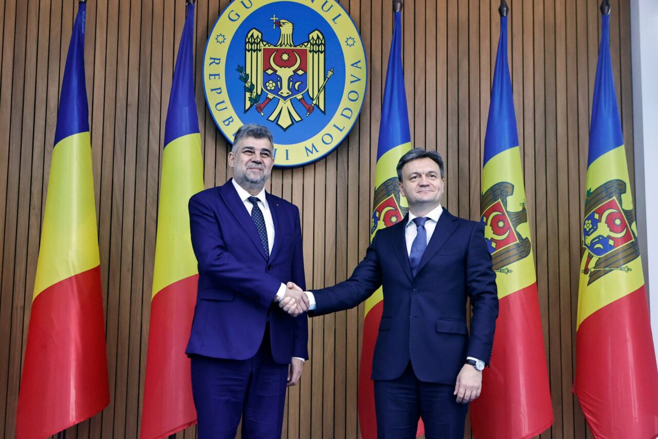 Premierul Ciolacu, la donarea de MICROBUZE către R. Moldova: ,,Toți copiii trebuie să aibă acces egal la sistemul de educație”
