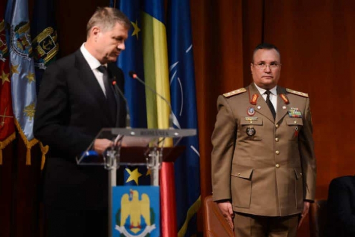 Vasile DÎNCU spune că președintele Klaus IOHANNIS „apără democrația cu ajutorul oamenilor în uniforme și cu epoleți”