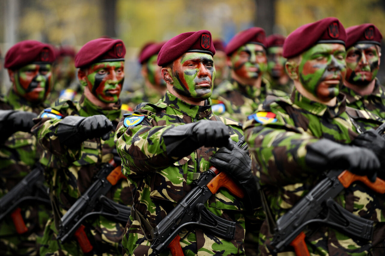 Salariul unui luptător de comando în 2024, aproape cât câștigă un IT-ist debutant. Armata română caută femei și bărbați cu condiție fizică impecabilă