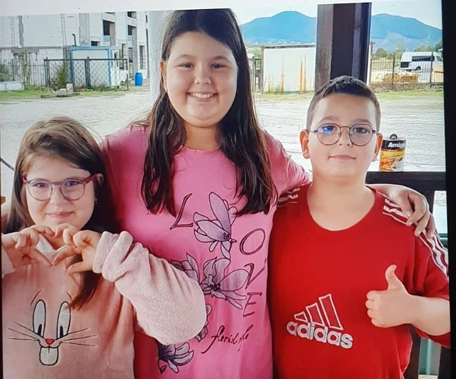 Cei trei frați dați dispăruți în județul Hunedoara și găsiți apoi în Serbia au fost aduși în țară împreună cu tatăl lor