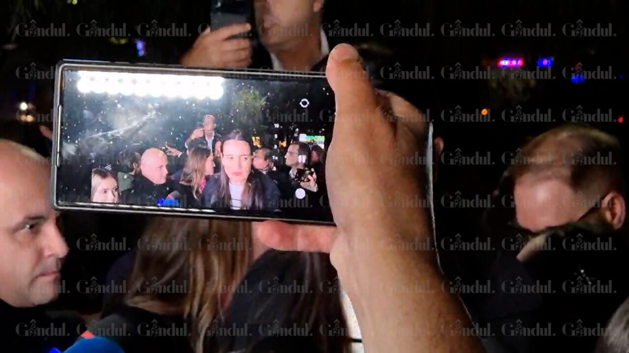 Clotilde Armand a sărit în ajutorul lui Nicușor în CAZUL PLANȘEULUI UNIREA. Oamenii au interpelat-o pe tema COVID