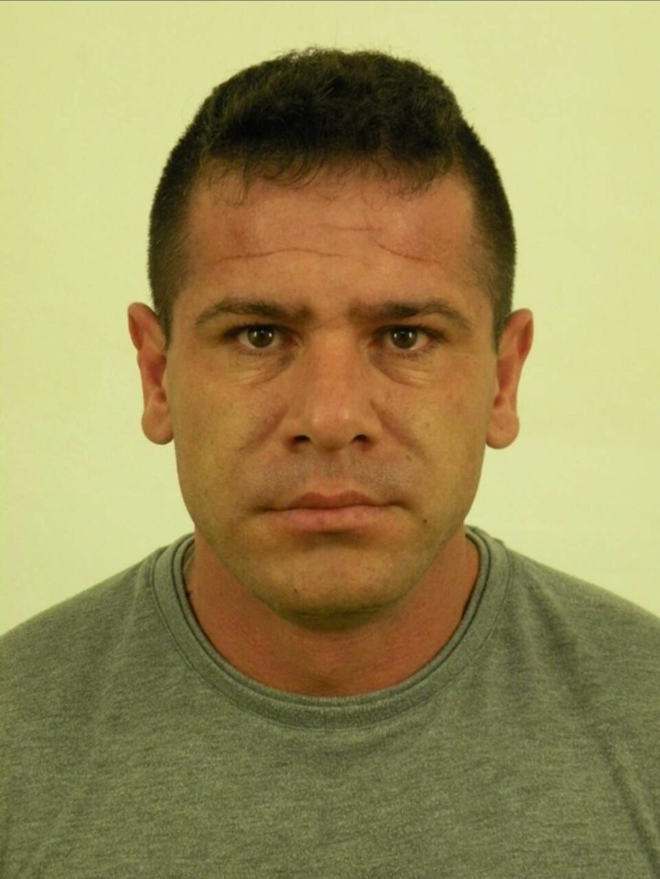 Poliția e în alertă, după ce autorul unei spargeri de la un bancomat a evadat de sub escortă
