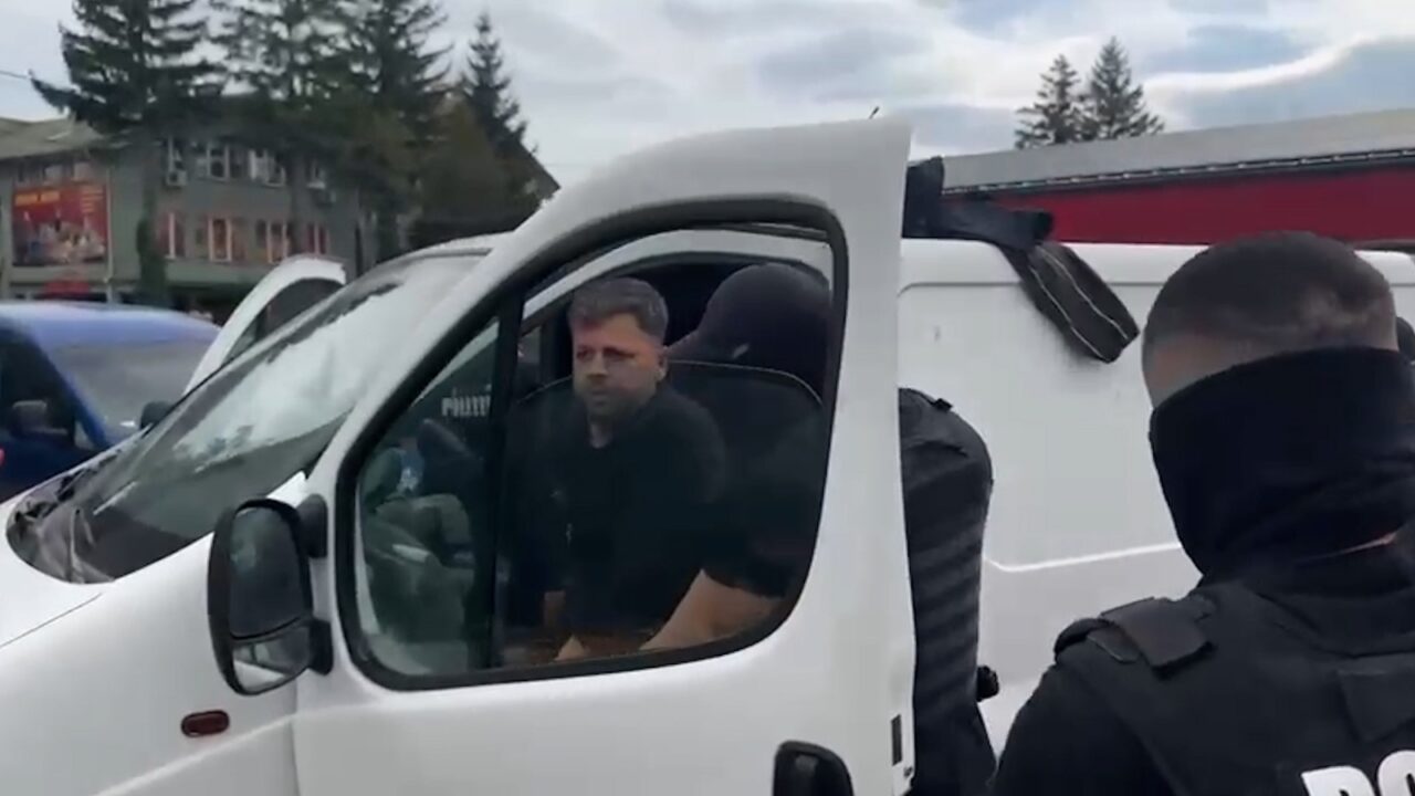 TÂLHARUL PĂGUBOS din Iași a fost capturat în Suceava. DULAP a jefuit o BANCĂ, dar nu s-a ales cu nici un leu