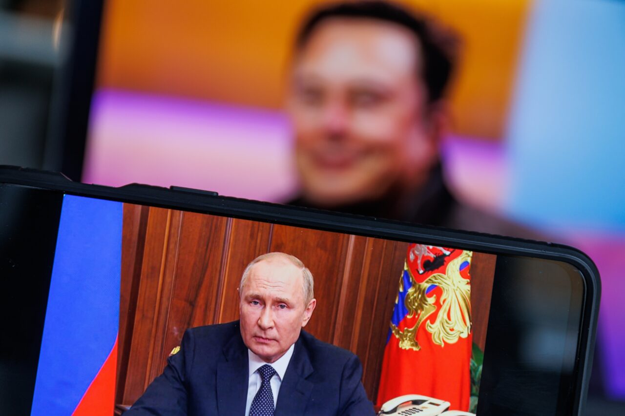 Elon Musk a promis că îi va găsi și îi va „distruge” pe cei care îl acuză de „PRIETENIE cu PUTIN”