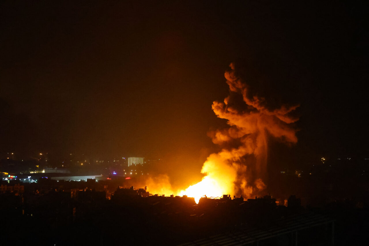 Explozii puternice zguduie Beirutul peste noapte. BOMBARDAMENTELE israeliene din Liban marchează un an de la atacurile comise de Hamas și Hezbollah