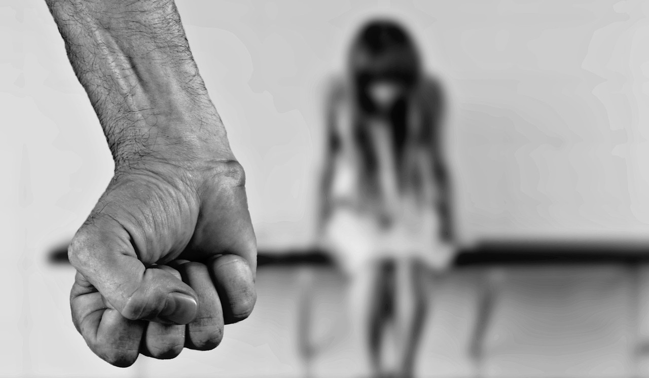 Caz ÎNFIORĂTOR în Neamț. Un adolescent, o femeie și un bărbat, cercetați de DIICOT, după ce au obligat o COPILĂ de 11 ani să se prostitueze