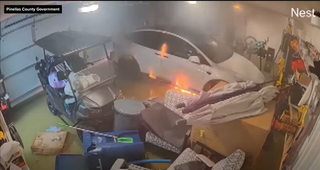 O mașină electrică TESLA a izbucnit în flăcări într-un garaj plin de apă. Casa a fost mistuită de incendiu, în mijlocul inundațiilor