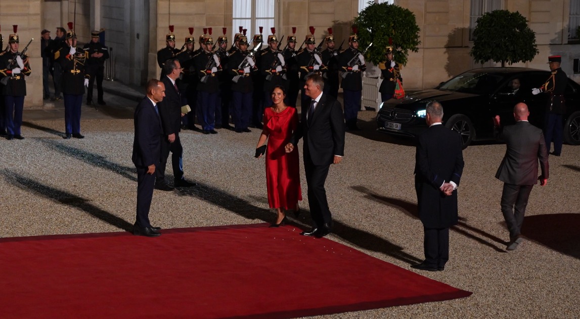 Klaus Iohannis a fost primit pe covorul roșu de Emmanuel Macron la Palatul Élysée. Președintele participă la Sommet de Francofonie