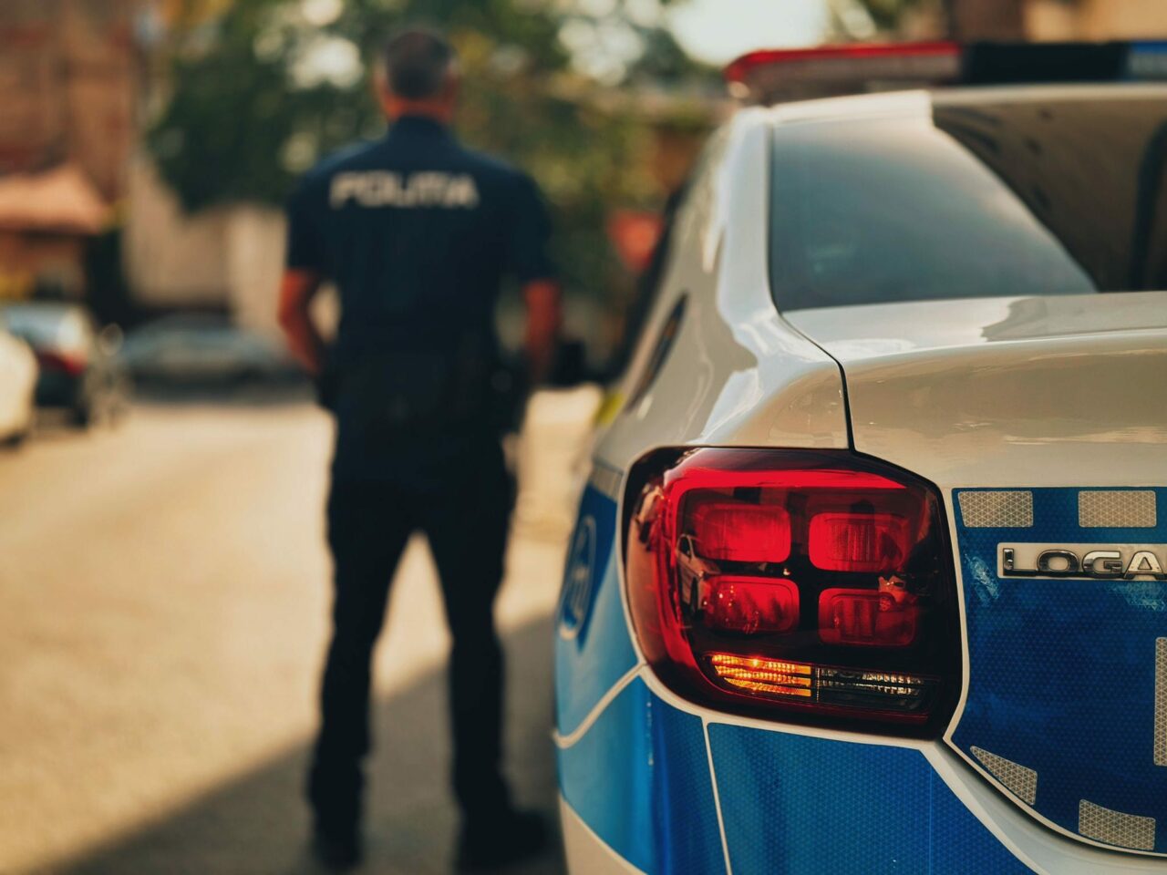 Șefa unei companii de telefonie a accesat convorbirile unei cliente la solicitarea fiicei sale, POLIȚISTĂ la Sectorul 1 acuzată de DNA pentru corupție