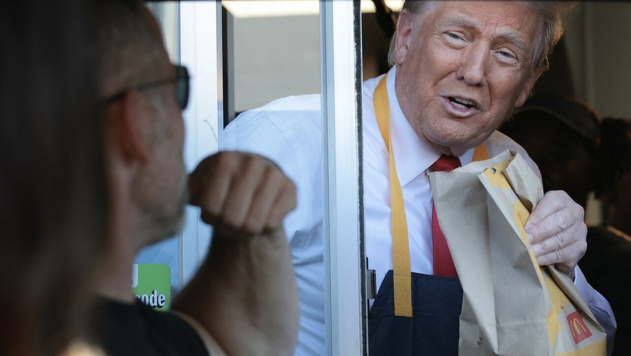 Donald Trump, lucrător la McDonald’s pentru o zi. A prăjit CARTOFI și a servit meniuri cu burgeri la mai mulți clienți printr-un Drive Thru
