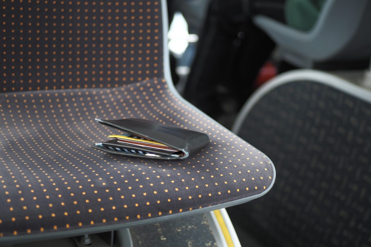 Unde ajung obiectele pierdute din mijloacele de transport STB? Unele ajung la posesori, dar altele ajung în magazinele fiscului