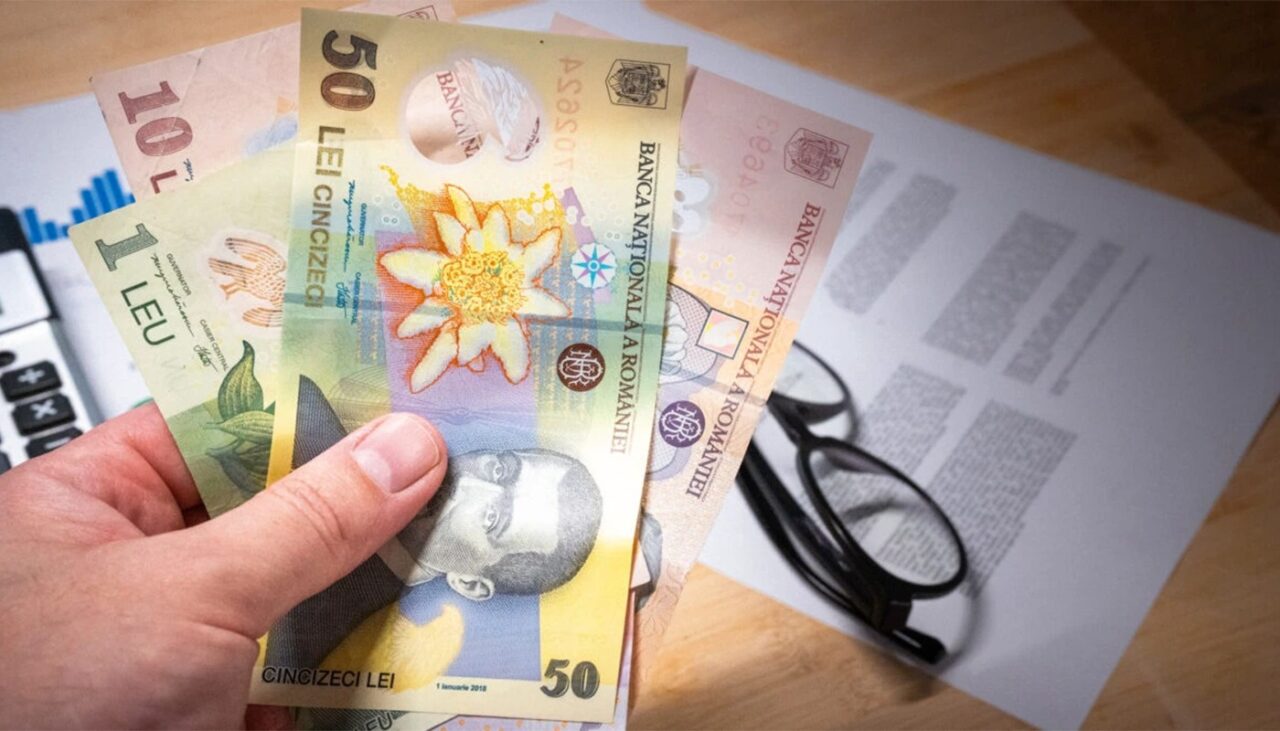 Bani SUPLIMENTARI la pensie în decembrie. 375 de lei intră direct pe carduri