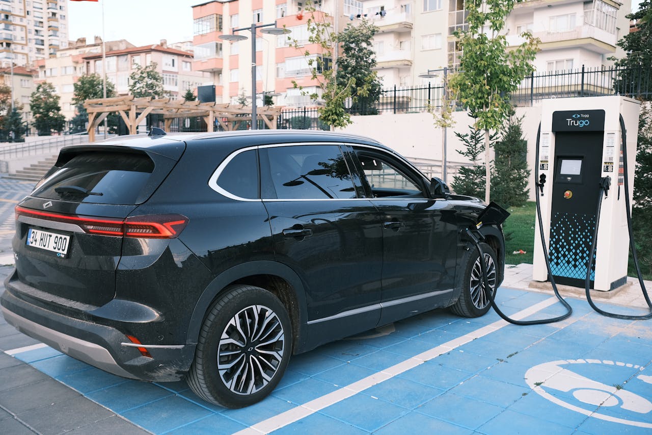Interesul europenilor pentru autoturismele ELECTRICE este în scădere. Cât a crescut prețul la astfel de mașini în ultimii 4 ani