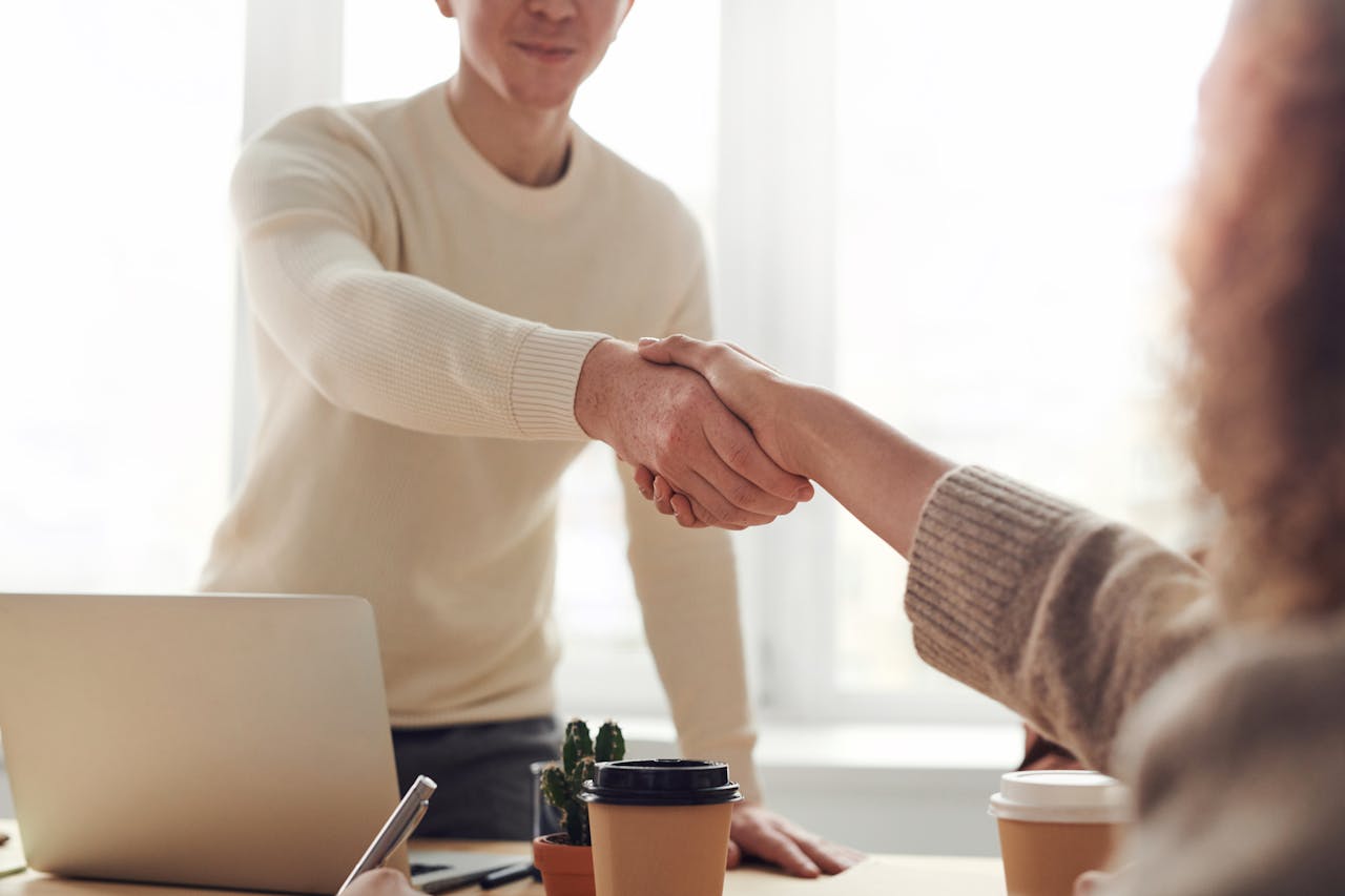 O companie internațională oferă joburi în România pentru un SALARIU de 1.500 de euro lunar