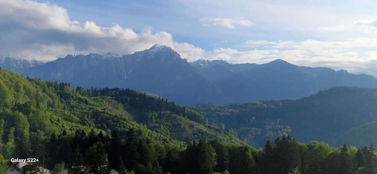 Care este orașul din România situat la cea mai mare altitudine și câți români trăiesc acolo. Este un magnet pentru turiști