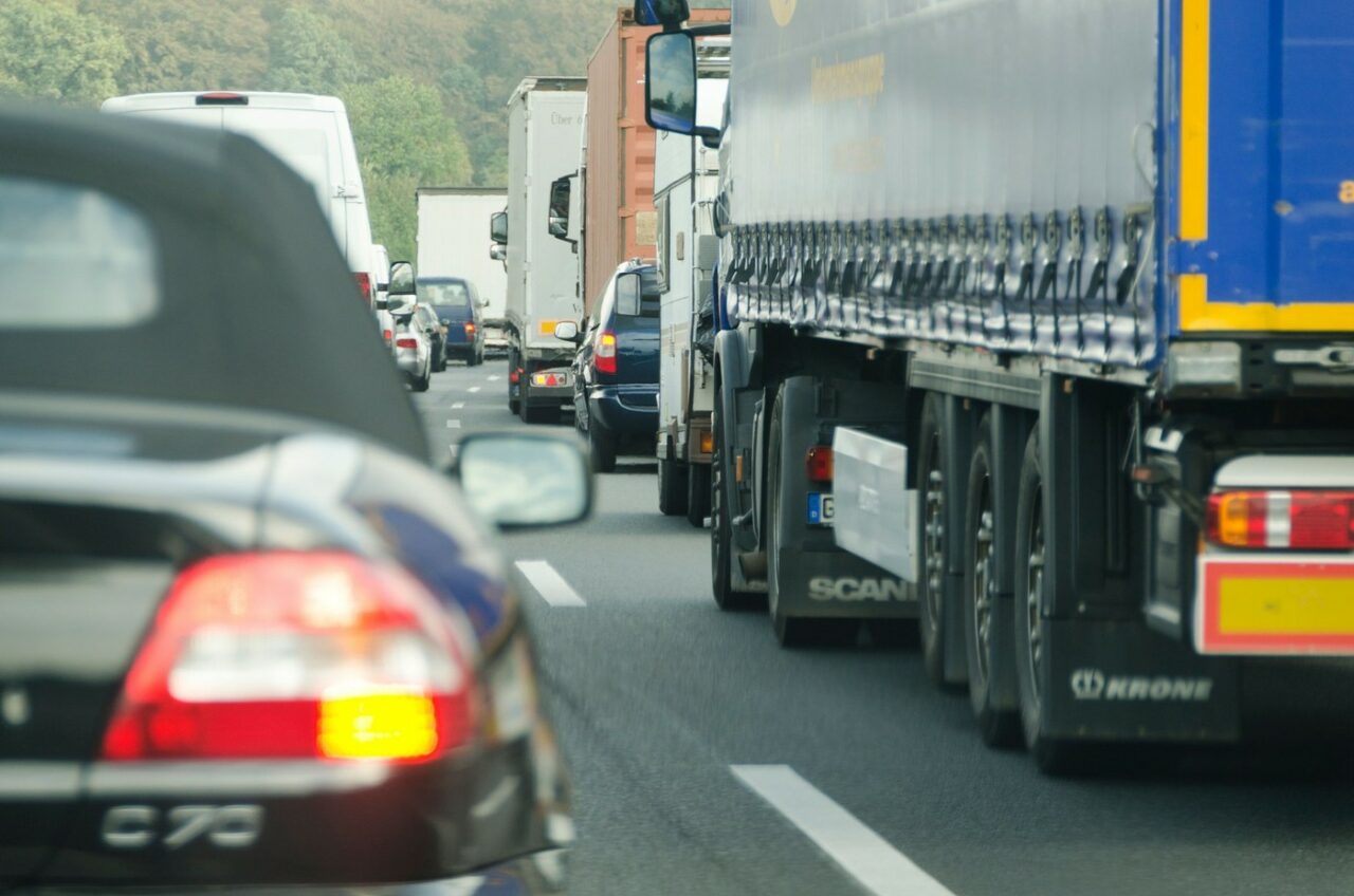 Vești proaste pentru șoferi. Un județ foarte tranzitat din România impune o TAXĂ de 1.500 de lei pentru circulația pe anumite sectoare de drum