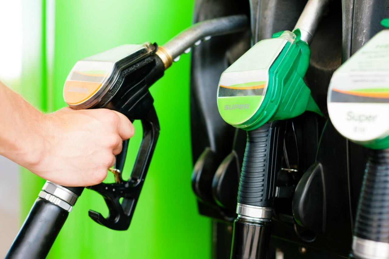 Prețurile la CARBURANȚI pe 23 octombrie 2024. Motorina s-a ieftinit cu 3 bani pe litru. Cât costa un litru de benzină azi