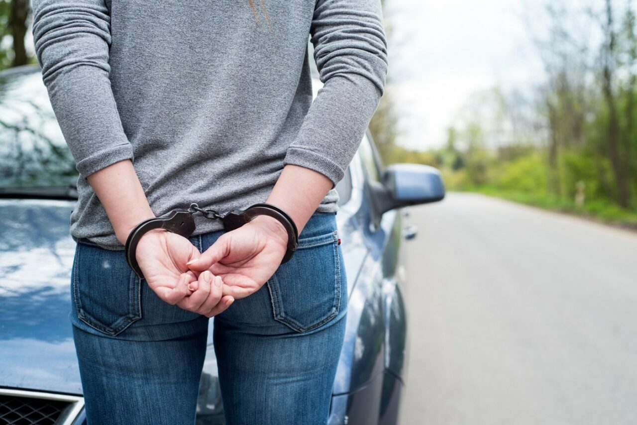 Tânără de 22 de ani, reținută după ce a FURAT o imprimantă a poliției. Mascații au descins la locuința sa