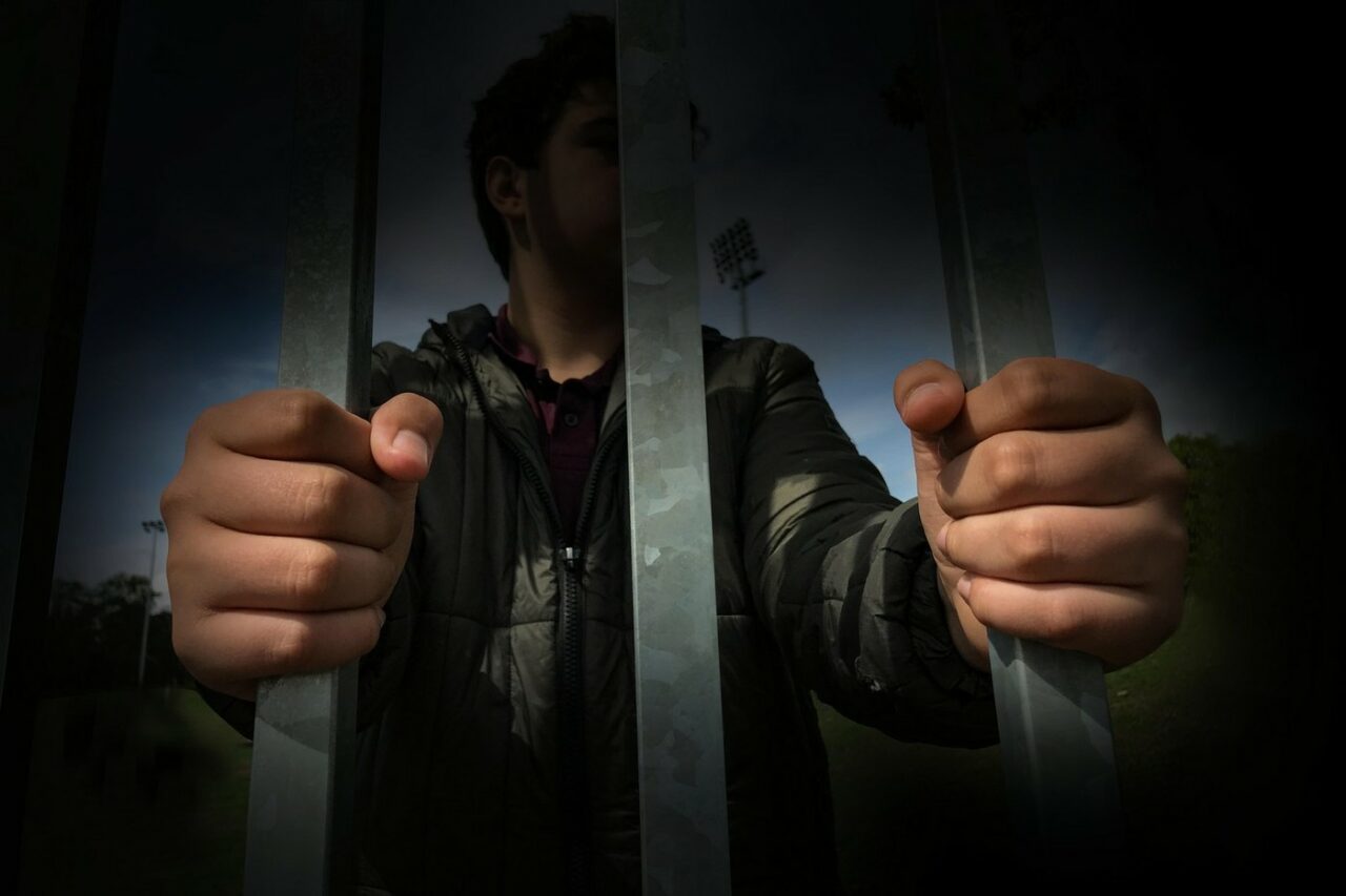 CRIMĂ șocantă în Penitenciarul Arad. Un deținut de 31 de ani și-a ucis colegul de celulă după un conflict spontan. Arma crimei, un ciob de sticlă