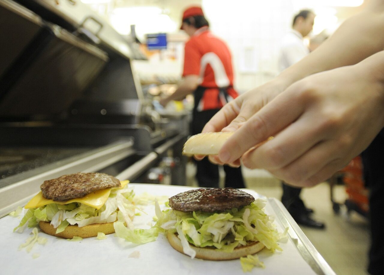 HAMBURGERII vânduți de un lanț celebru de fast-food, prezent și în România, legați de o epidemie mortală de E. coli