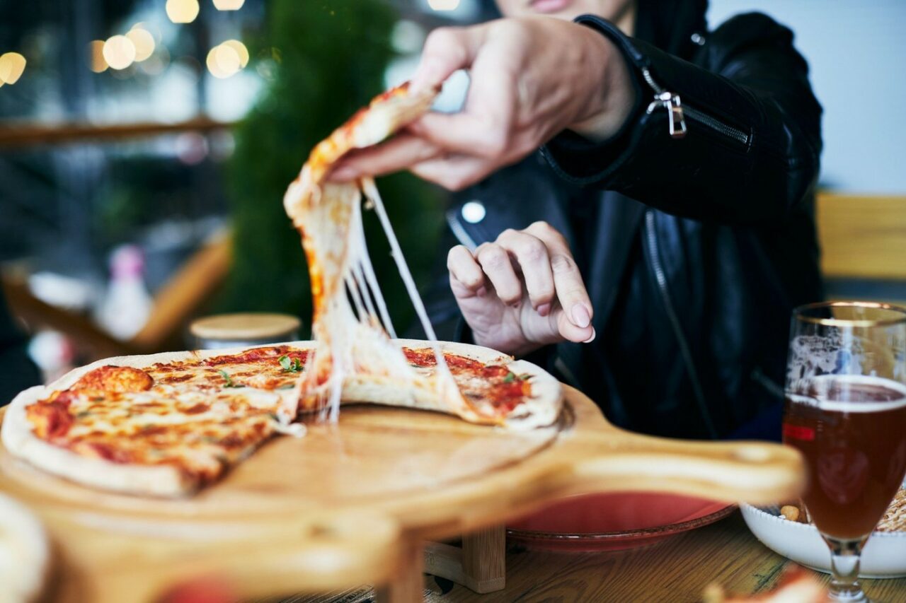 PIZZA cu „răvaș”. Descoperirea șocantă făcută de o femeie după ce a comandat o pizza la pachet: „Nu au vrut să-mi dea banii înapoi”