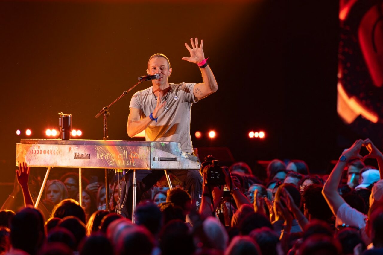 Prețul EXORBITANT al unui bilet la Coldplay în India: Fanii sunt revoltați. Sute de mii de oameni, pe lista de așteptare