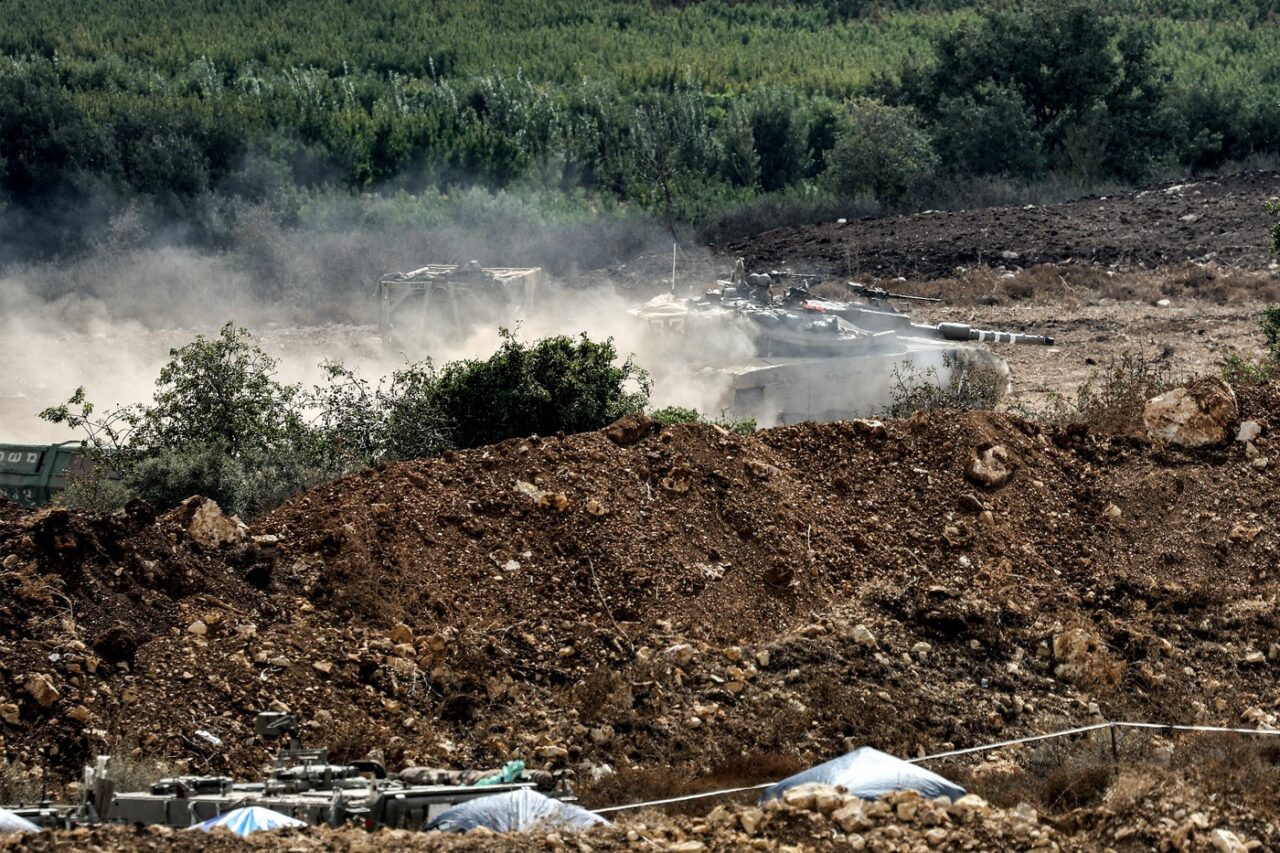 Cel puțin doi răniți, în apropiere de Tel Aviv, după căderea unor RACHETE lansate de Hezbollah /Netanyahu impune restricții în centrul Israelului