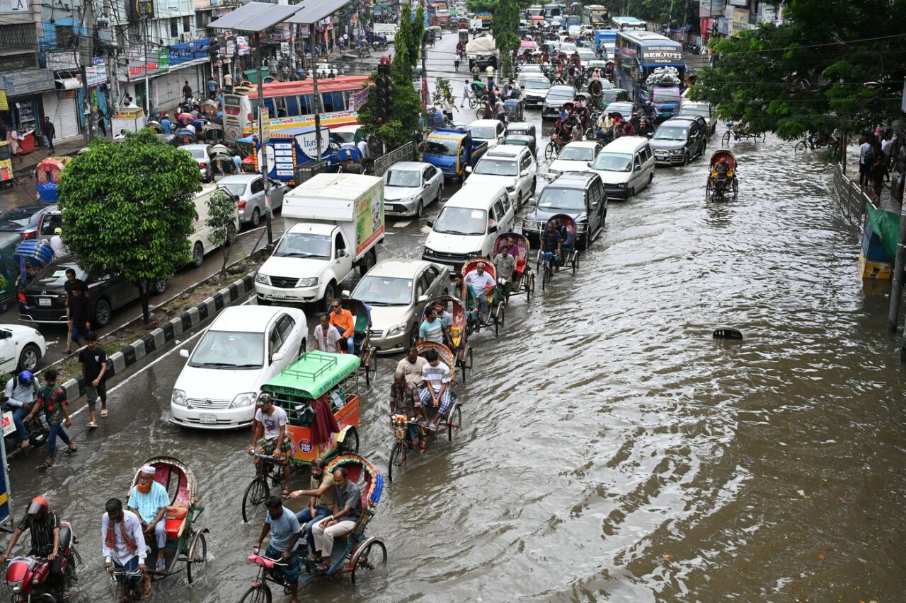 INUNDAȚII de proporții în Bangladesh. Cel puțin cinci oameni au murit și mii de persoane sunt sinistrate