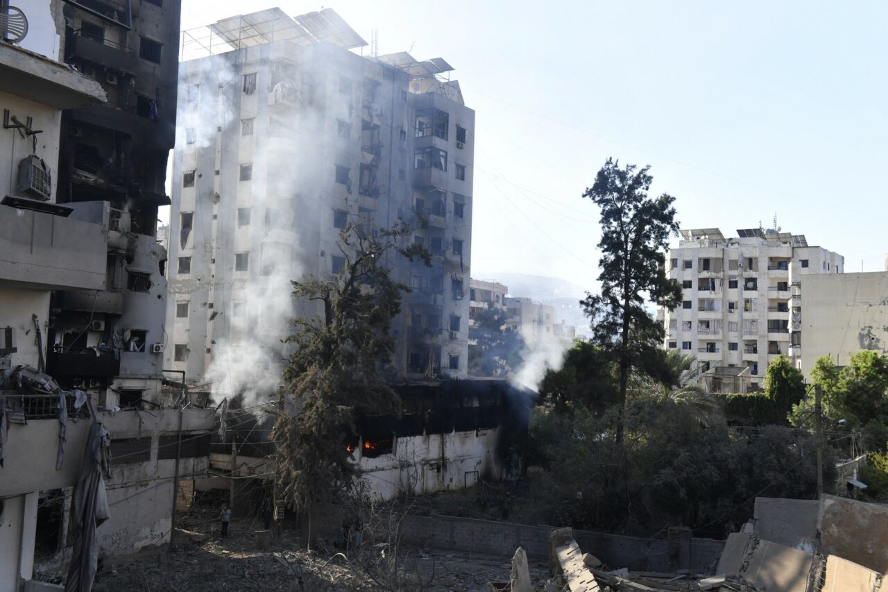 Raiduri aeriene israeliene au țintit suburbiile din sudul Beirutului și principalul punct de trecere a frontierei dintre Liban și Siria