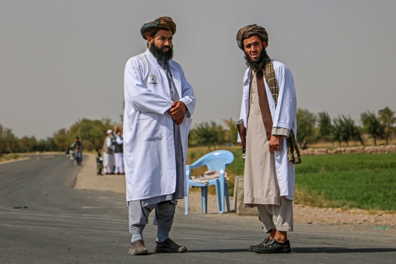 În Afganistan, talibanii le INTERZIC femeilor să vorbească între ele