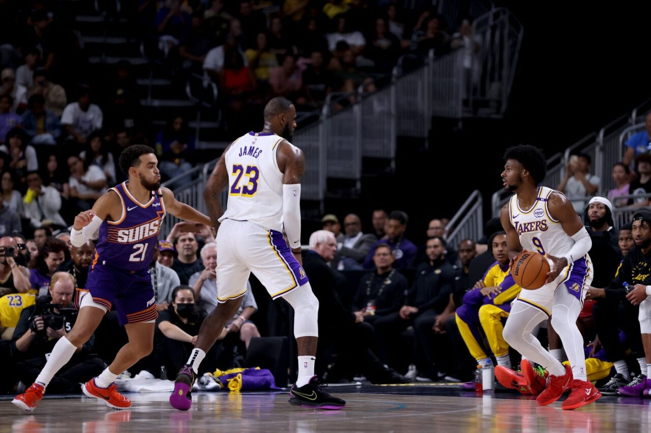 Echipamentele de joc purtate de LeBron și Bronny James în primul lor meci NBA ca duo tată-fiu au fost vândute la licitație. Cu cât s-au dat