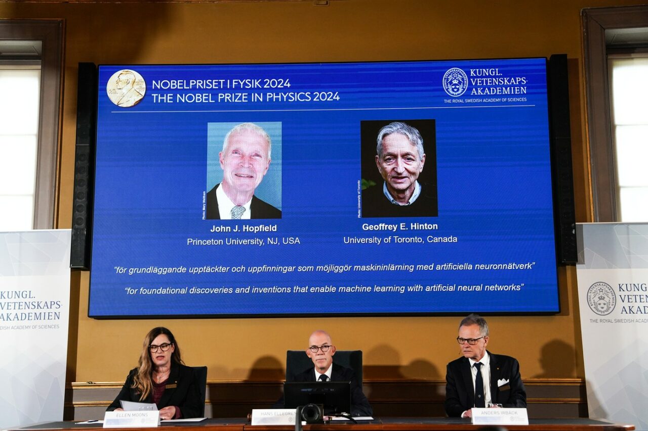 Premiul NOBEL pentru Fizică a fost acordat cercetătorilor John Hopfield și Geoffrey Hinton. Cel din urmă e poreclit „nașul inteligenței artificiale”