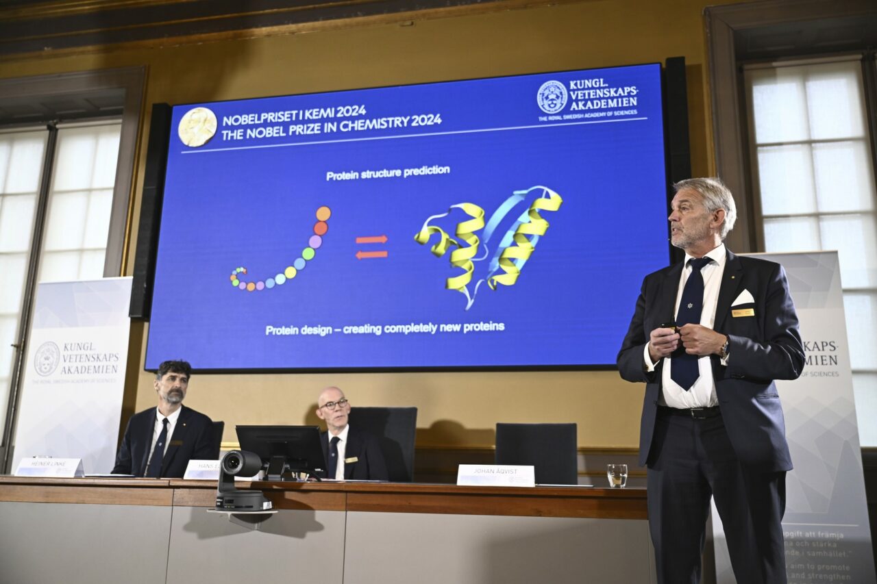 Doi americani și un britanic, câștigători ai Premiului Nobel pentru Chimie, pentru activitatea lor privind structura proteinelor