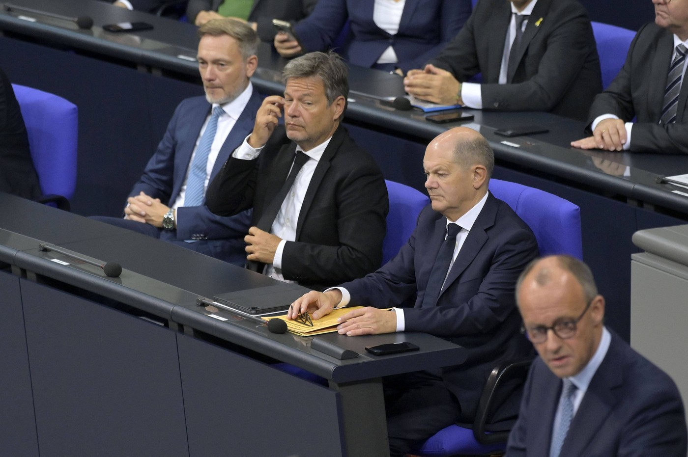 Olaf Scholz ignoră apelurile lui Emmanuel Macron / Germania continuă exporturile de ARMAMENT către Israel