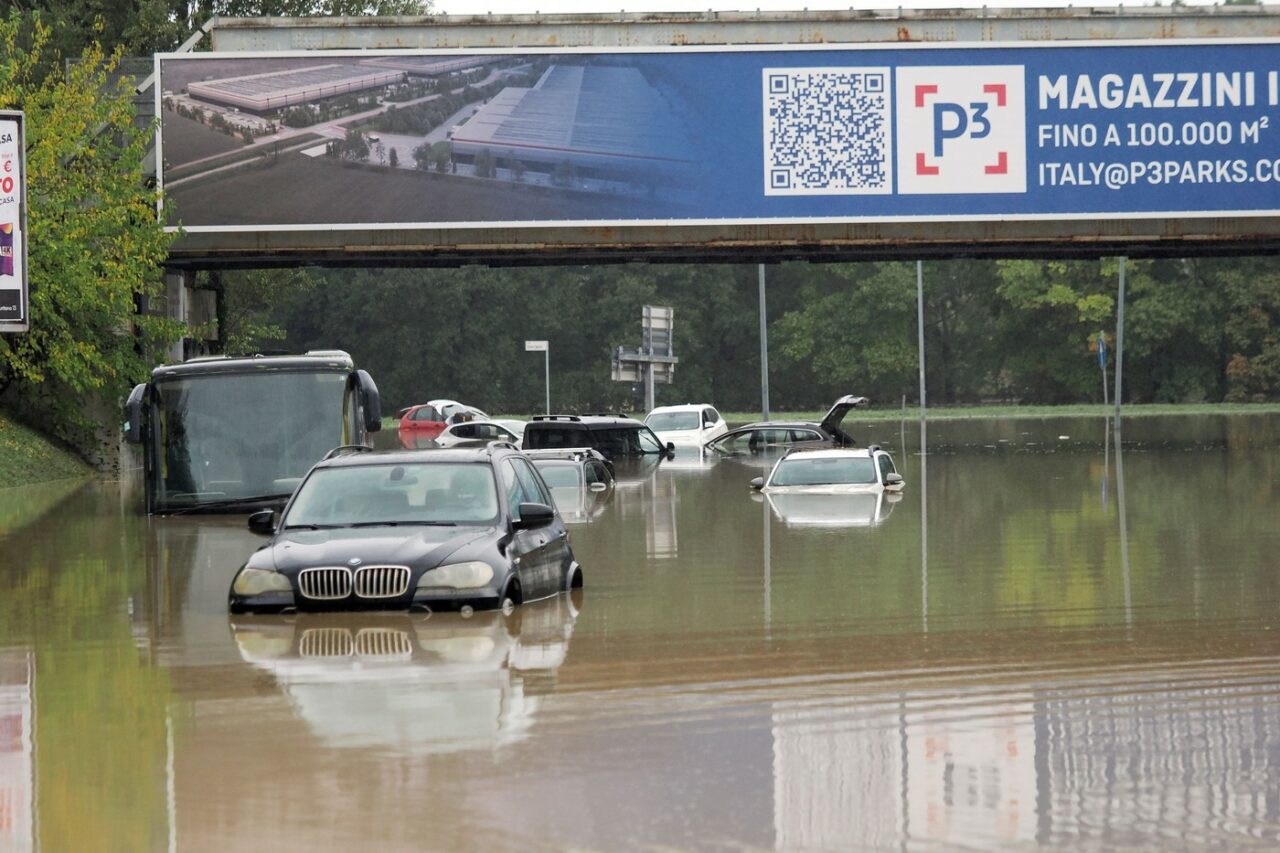 Inundații catastrofale în Italia și în Franța. Locuitorii din Sicilia s-au refugiat pe acoperișuri ca să nu fie luați de viitură