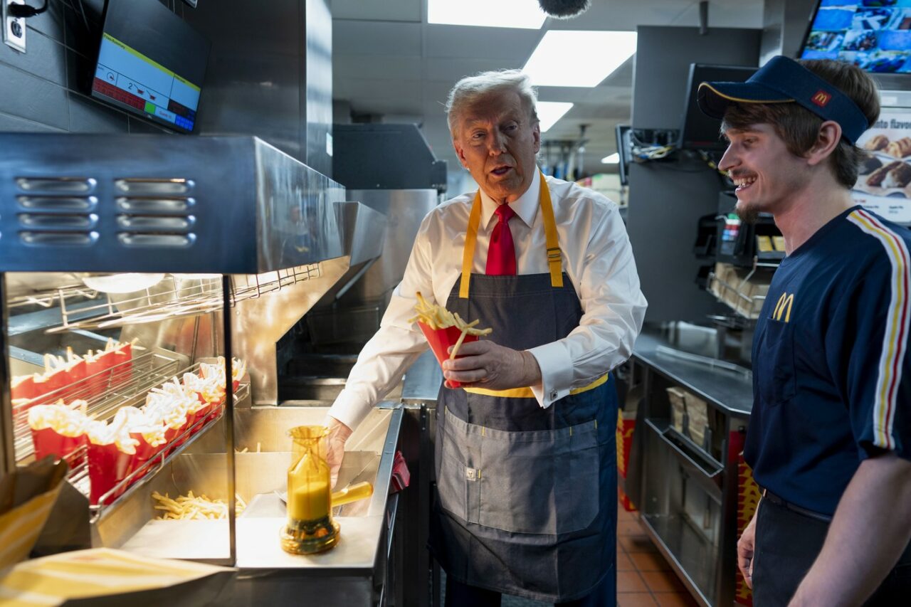 Donald Trump „s-a angajat” la McDonald’s. A preluat comenzi și a preparat cartofi prăjiți: „E nevoie de multă pricepere pentru a face rapid și bine”
