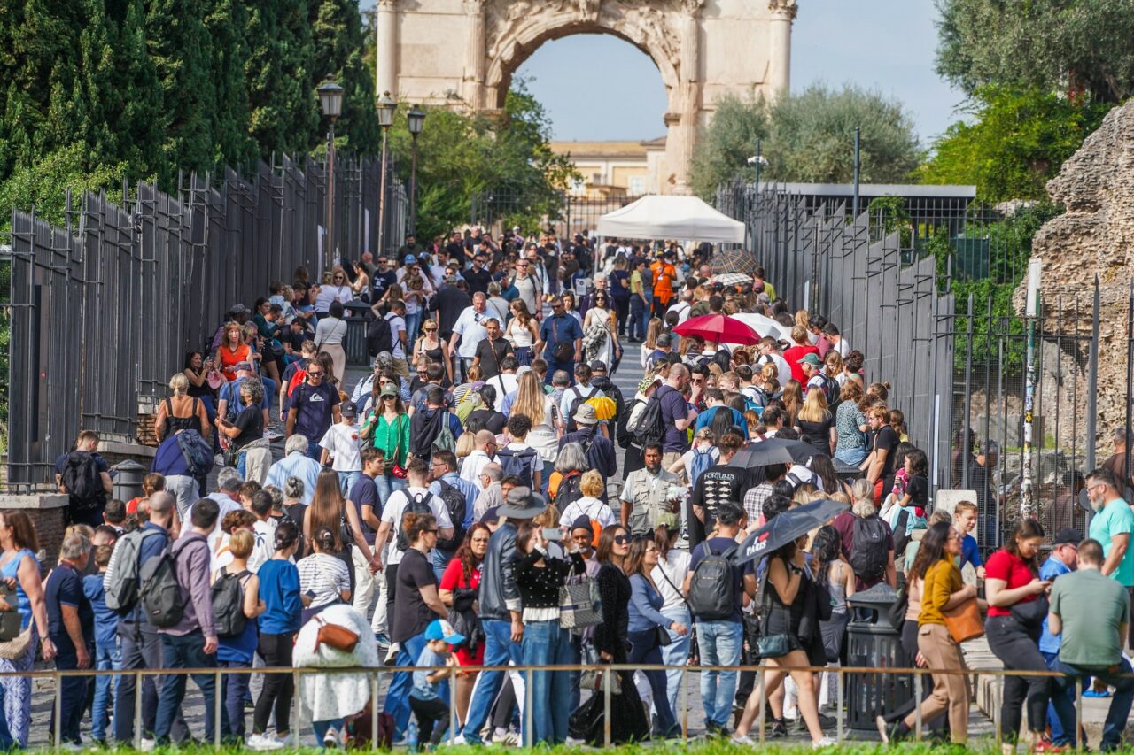 Sătui de turiști și de creșterea chiriilor, localnicii din Roma se răzbună pe locuințele date la închiriat pe termen scurt