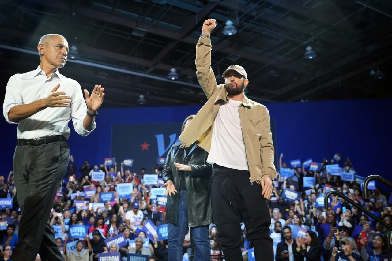 Barack Obama o susține pe Kamala Harris pe ritmuri de RAP. Fostul președinte a cântat o piesă a lui Eminem la un eveniment de campanie