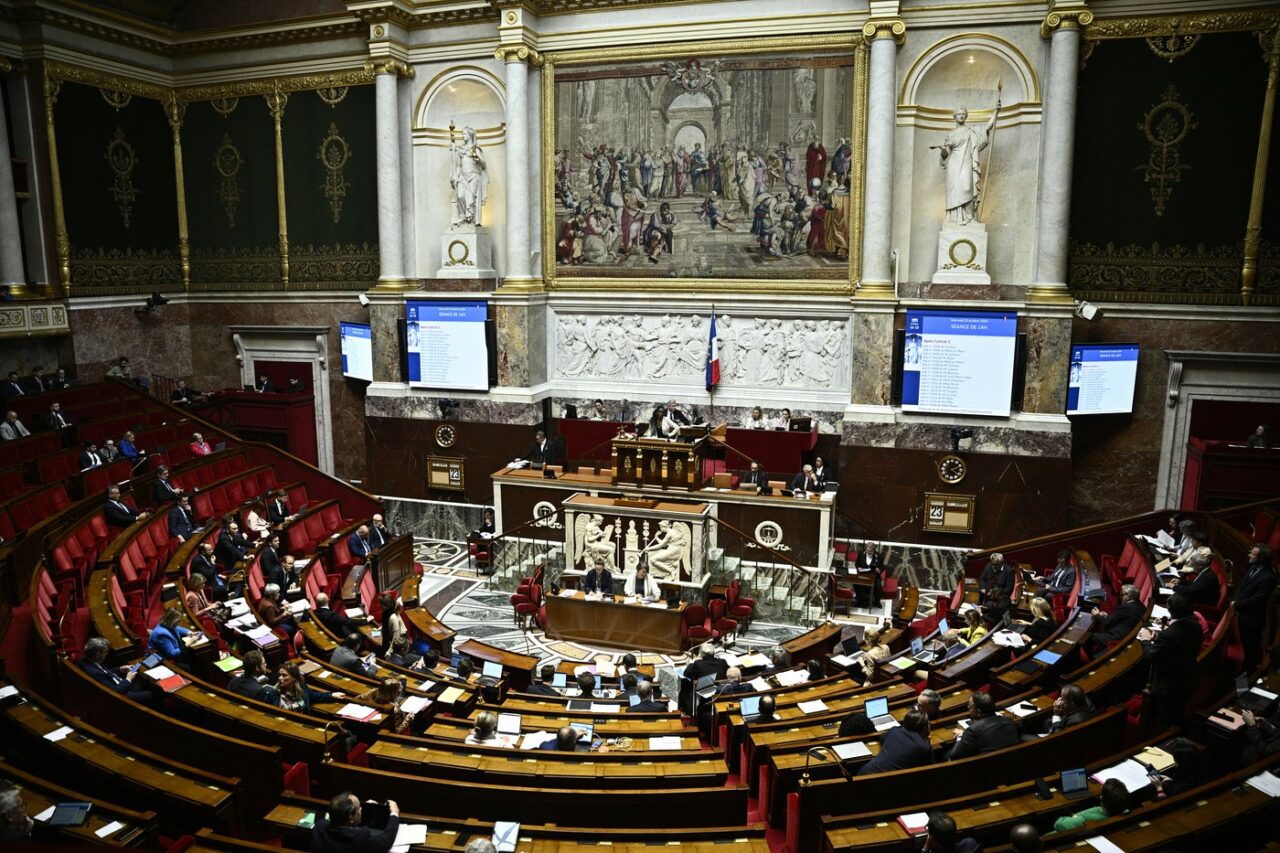 Financial Times: Bugetul de austeritate generează riscuri pentru economia FRANȚEI, cu impact asupra zonei euro