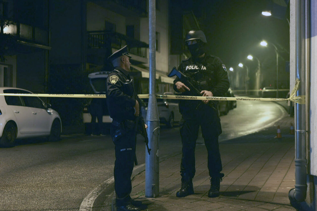 Polițist UCIS de un adolescent în vârstă de 14 ani, în secția de Poliție, în Bosnia