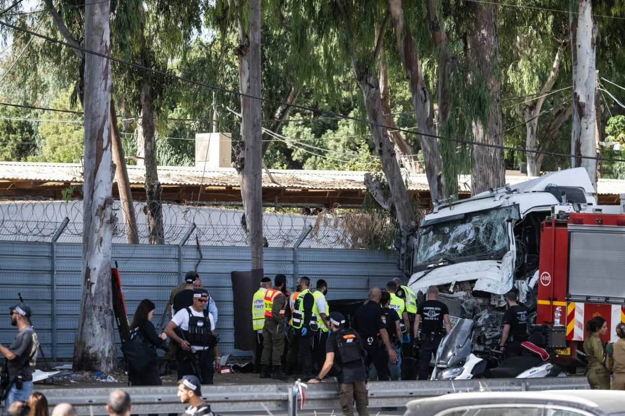 ATAC în Israel. Zeci de răniți după ce un camion a intrat într-o stație de autobuz: „Civili de la fața locului l-au împușcat pe șofer”