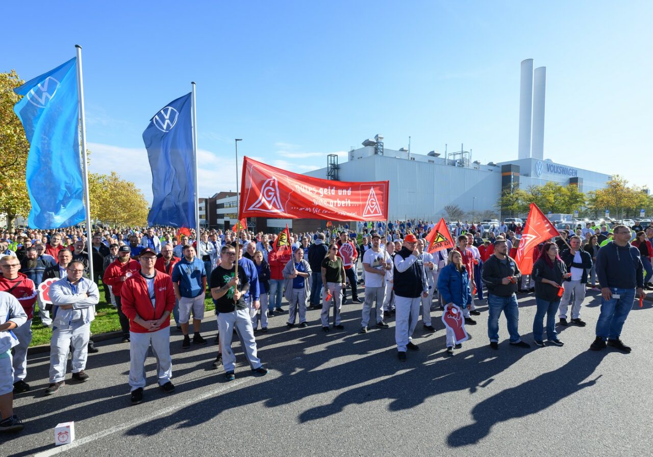 Criză în GERMANIA /Grupul auto Volkswagen vrea să închidă cel puțin trei uzine