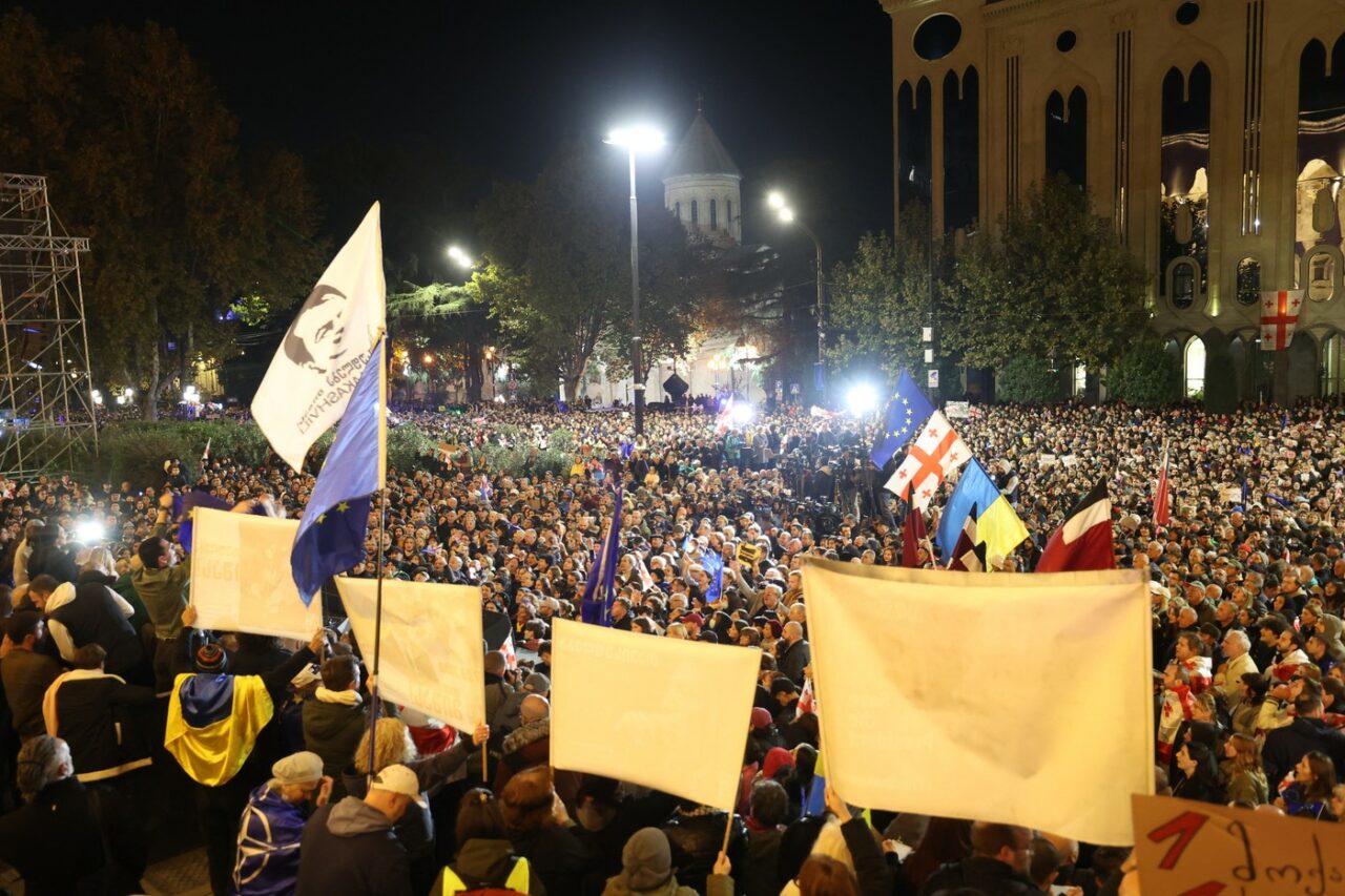 Mii de georgieni demonstrează împotriva rezultatelor contestate ale ALEGERILOR din weekend