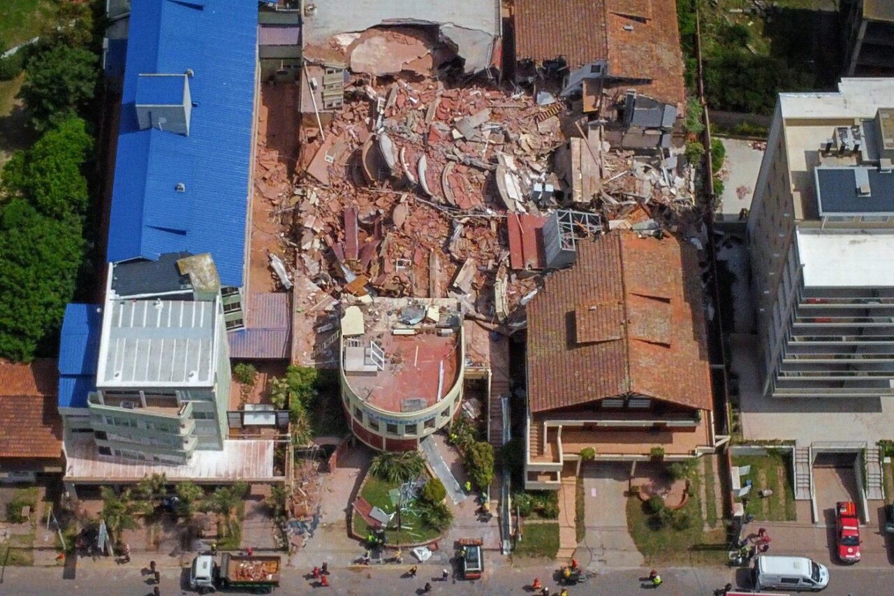 Un hotel de zece etaje s-a PRĂBUȘIT în Argentina. Cauzele dezastrului sunt investigate
