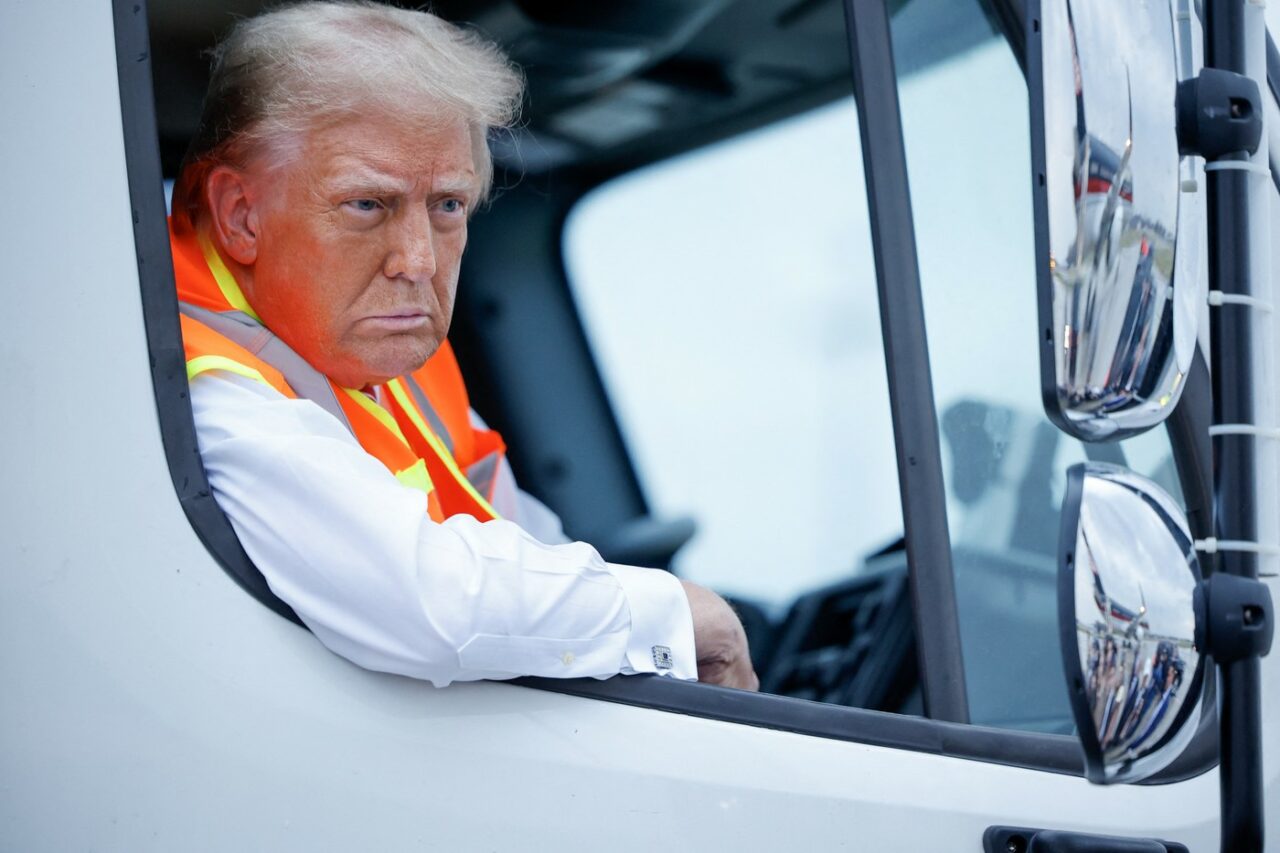 VIDEO | Donald Trump a apărut la un eveniment de campanie îmbrăcat în gunoier. Aluzia la declarațiile lui Joe Biden