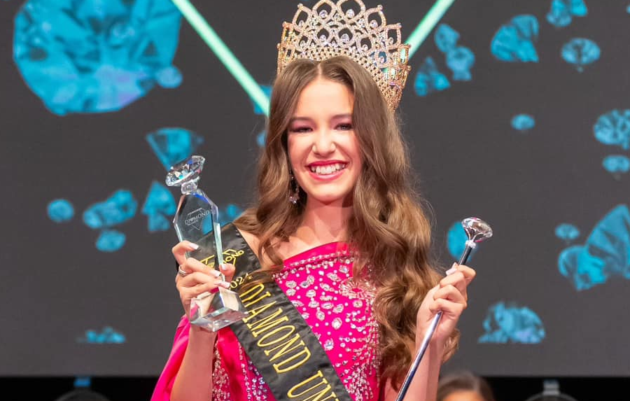 Rebecca, o româncă de 14 ani, desemnată cea mai FRUMOASĂ fată din Marea Britanie: „Este o mare onoare pentru mine. Mă pregătesc de Los Angeles”