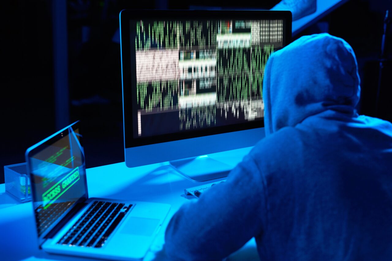 Un site din România care promova ASASINI plătiți, o înșelătorie de milioane de dolari. FBI a făcut 5 descinderi și a găsit o listă cu 175 de ținte