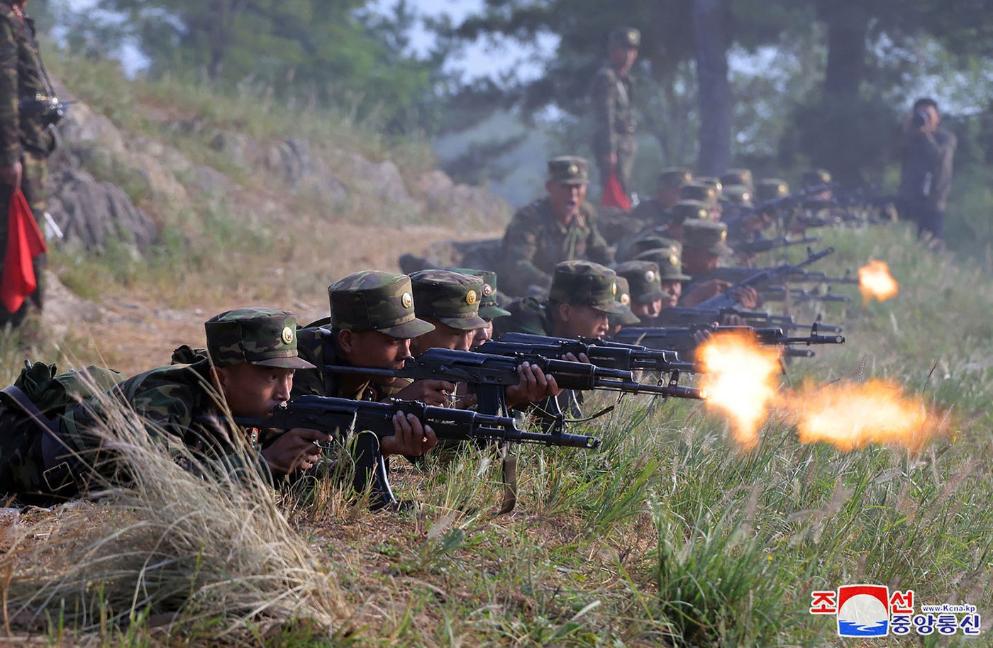 Coreea de Nord se alătură conflictului din Ucraina: Soldații nord-coreeni primesc uniforme rusești