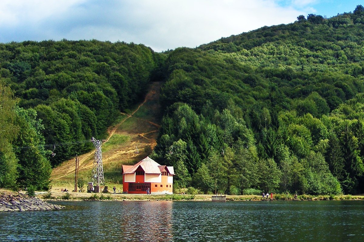 Stațiunea din România care face fotografia perfectă. Lacul de la poalele munților îi farmecă pe turiști