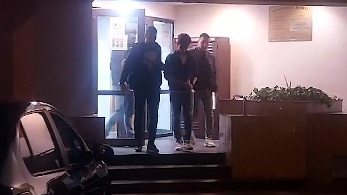 Arestat pentru tentativă de omor. Un tânăr din București a înjunghiat un un bărbat cu o MACETA de jumătate de metru